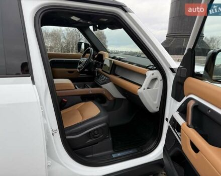 Білий Ленд Ровер Дефендер, об'ємом двигуна 3 л та пробігом 33 тис. км за 89000 $, фото 35 на Automoto.ua