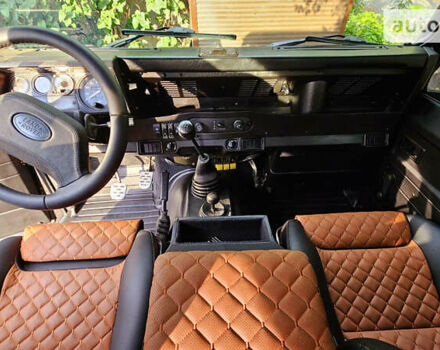 Чорний Ленд Ровер Дефендер, об'ємом двигуна 2.5 л та пробігом 231 тис. км за 56000 $, фото 12 на Automoto.ua