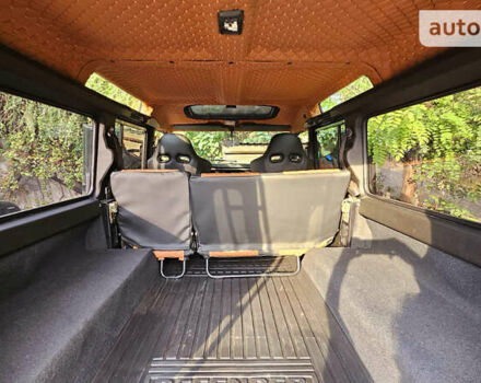 Чорний Ленд Ровер Дефендер, об'ємом двигуна 2.5 л та пробігом 231 тис. км за 56000 $, фото 4 на Automoto.ua