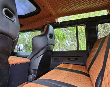 Чорний Ленд Ровер Дефендер, об'ємом двигуна 2.5 л та пробігом 231 тис. км за 56000 $, фото 3 на Automoto.ua