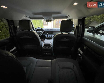 Чорний Ленд Ровер Дефендер, об'ємом двигуна 2 л та пробігом 107 тис. км за 54799 $, фото 66 на Automoto.ua
