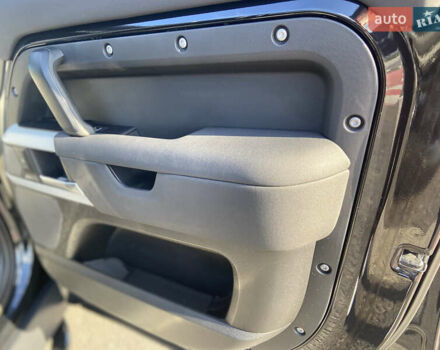 Черный Ленд Ровер Дефендер, объемом двигателя 2 л и пробегом 112 тыс. км за 56000 $, фото 16 на Automoto.ua