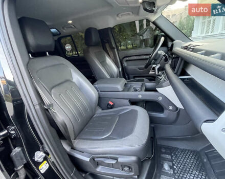 Чорний Ленд Ровер Дефендер, об'ємом двигуна 2 л та пробігом 107 тис. км за 54799 $, фото 46 на Automoto.ua