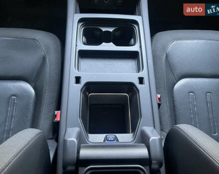 Чорний Ленд Ровер Дефендер, об'ємом двигуна 2 л та пробігом 107 тис. км за 54799 $, фото 35 на Automoto.ua