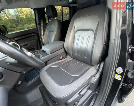 Чорний Ленд Ровер Дефендер, об'ємом двигуна 2 л та пробігом 107 тис. км за 54799 $, фото 45 на Automoto.ua