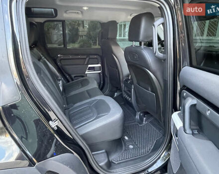 Чорний Ленд Ровер Дефендер, об'ємом двигуна 2 л та пробігом 107 тис. км за 54799 $, фото 53 на Automoto.ua
