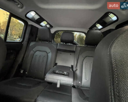 Чорний Ленд Ровер Дефендер, об'ємом двигуна 2 л та пробігом 107 тис. км за 54799 $, фото 44 на Automoto.ua