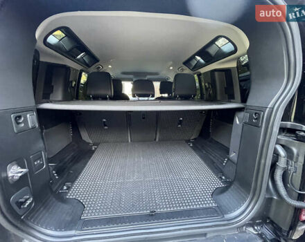 Чорний Ленд Ровер Дефендер, об'ємом двигуна 2 л та пробігом 107 тис. км за 54799 $, фото 59 на Automoto.ua