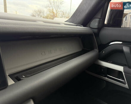 Черный Ленд Ровер Дефендер, объемом двигателя 2 л и пробегом 77 тыс. км за 76000 $, фото 27 на Automoto.ua