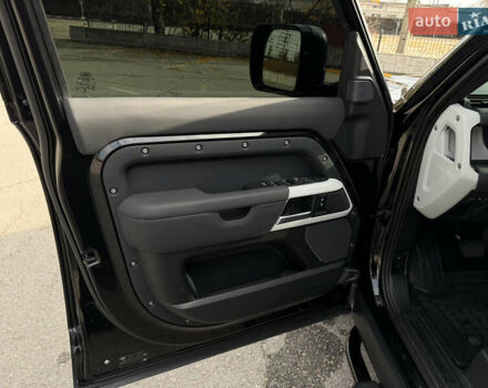 Черный Ленд Ровер Дефендер, объемом двигателя 2 л и пробегом 77 тыс. км за 76000 $, фото 16 на Automoto.ua