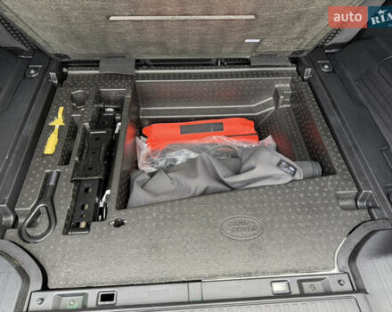 Черный Ленд Ровер Дефендер, объемом двигателя 2 л и пробегом 77 тыс. км за 76000 $, фото 24 на Automoto.ua