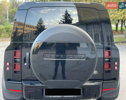 Чорний Ленд Ровер Дефендер, об'ємом двигуна 2 л та пробігом 107 тис. км за 54799 $, фото 4 на Automoto.ua