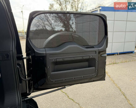 Черный Ленд Ровер Дефендер, объемом двигателя 2 л и пробегом 77 тыс. км за 76000 $, фото 22 на Automoto.ua