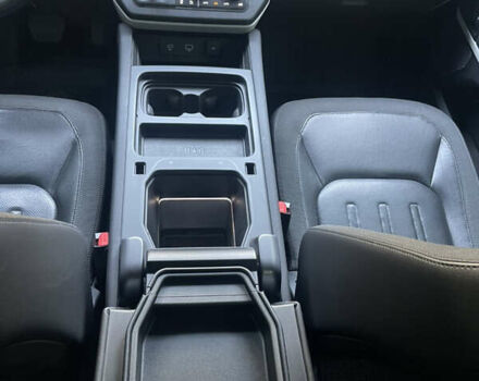 Чорний Ленд Ровер Дефендер, об'ємом двигуна 2 л та пробігом 107 тис. км за 54799 $, фото 32 на Automoto.ua