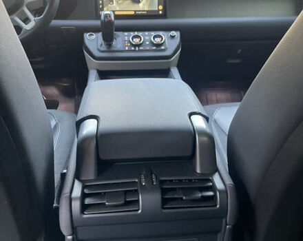 Чорний Ленд Ровер Дефендер, об'ємом двигуна 2 л та пробігом 107 тис. км за 54799 $, фото 51 на Automoto.ua