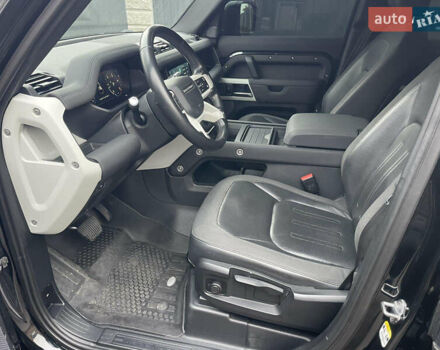 Черный Ленд Ровер Дефендер, объемом двигателя 2 л и пробегом 106 тыс. км за 57000 $, фото 12 на Automoto.ua