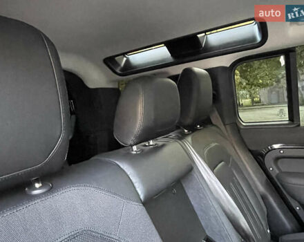 Чорний Ленд Ровер Дефендер, об'ємом двигуна 2 л та пробігом 107 тис. км за 54799 $, фото 48 на Automoto.ua