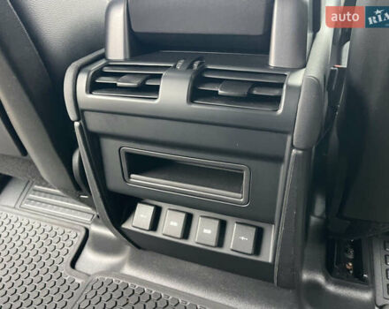 Черный Ленд Ровер Дефендер, объемом двигателя 2 л и пробегом 106 тыс. км за 57000 $, фото 11 на Automoto.ua