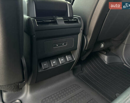 Черный Ленд Ровер Дефендер, объемом двигателя 2 л и пробегом 77 тыс. км за 76000 $, фото 19 на Automoto.ua