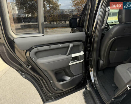 Черный Ленд Ровер Дефендер, объемом двигателя 2 л и пробегом 77 тыс. км за 76000 $, фото 17 на Automoto.ua