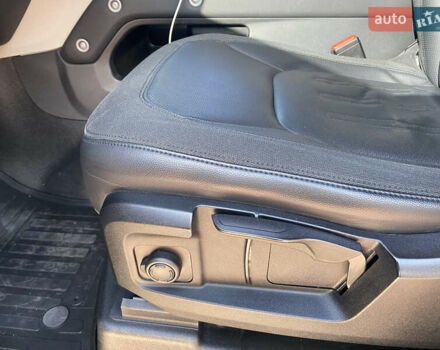 Черный Ленд Ровер Дефендер, объемом двигателя 2 л и пробегом 112 тыс. км за 56000 $, фото 15 на Automoto.ua