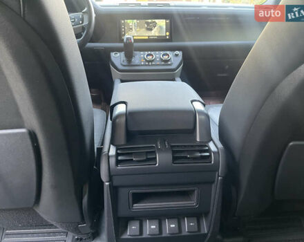 Чорний Ленд Ровер Дефендер, об'ємом двигуна 2 л та пробігом 107 тис. км за 54799 $, фото 49 на Automoto.ua