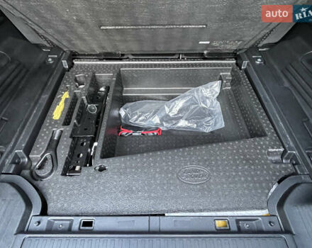 Чорний Ленд Ровер Дефендер, об'ємом двигуна 2 л та пробігом 107 тис. км за 54799 $, фото 64 на Automoto.ua