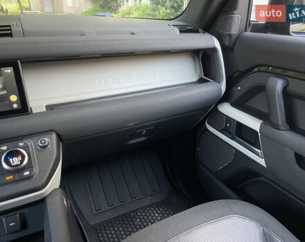 Чорний Ленд Ровер Дефендер, об'ємом двигуна 2 л та пробігом 107 тис. км за 54799 $, фото 38 на Automoto.ua