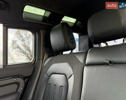 Черный Ленд Ровер Дефендер, объемом двигателя 2 л и пробегом 77 тыс. км за 76000 $, фото 20 на Automoto.ua