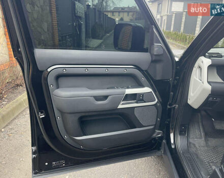 Черный Ленд Ровер Дефендер, объемом двигателя 2 л и пробегом 106 тыс. км за 57000 $, фото 9 на Automoto.ua