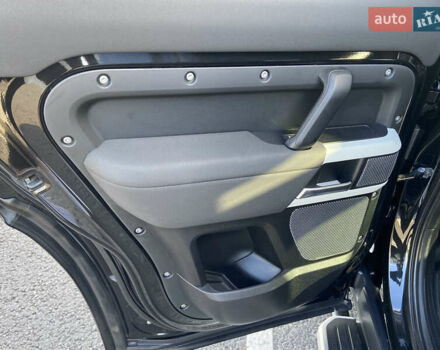 Черный Ленд Ровер Дефендер, объемом двигателя 2 л и пробегом 112 тыс. км за 56000 $, фото 18 на Automoto.ua