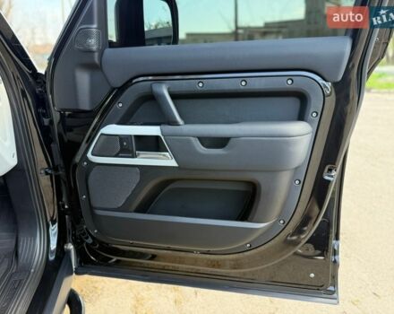 Чорний Ленд Ровер Дефендер, об'ємом двигуна 2 л та пробігом 92 тис. км за 54500 $, фото 25 на Automoto.ua