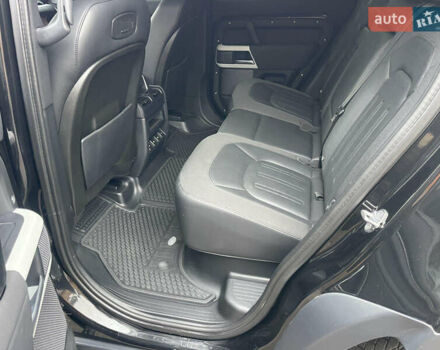 Черный Ленд Ровер Дефендер, объемом двигателя 2 л и пробегом 106 тыс. км за 57000 $, фото 13 на Automoto.ua