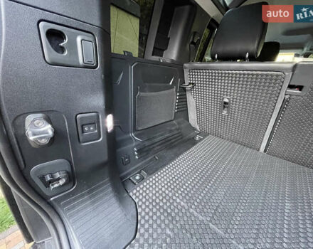 Чорний Ленд Ровер Дефендер, об'ємом двигуна 2 л та пробігом 107 тис. км за 54799 $, фото 65 на Automoto.ua