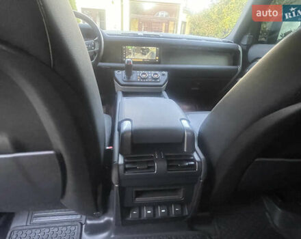 Чорний Ленд Ровер Дефендер, об'ємом двигуна 2 л та пробігом 107 тис. км за 54799 $, фото 54 на Automoto.ua