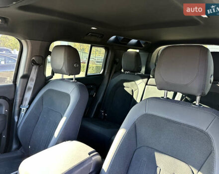 Чорний Ленд Ровер Дефендер, об'ємом двигуна 2 л та пробігом 47 тис. км за 75900 $, фото 11 на Automoto.ua