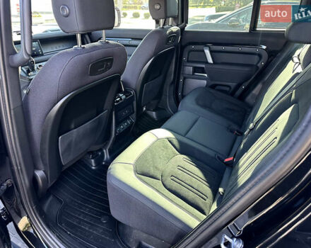 Чорний Ленд Ровер Дефендер, об'ємом двигуна 2 л та пробігом 47 тис. км за 75900 $, фото 12 на Automoto.ua