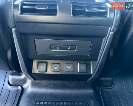 Чорний Ленд Ровер Дефендер, об'ємом двигуна 2 л та пробігом 47 тис. км за 75900 $, фото 13 на Automoto.ua