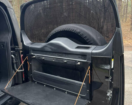 Черный Ленд Ровер Дефендер, объемом двигателя 3 л и пробегом 100 тыс. км за 65000 $, фото 8 на Automoto.ua