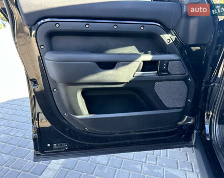 Чорний Ленд Ровер Дефендер, об'ємом двигуна 2 л та пробігом 47 тис. км за 75900 $, фото 16 на Automoto.ua