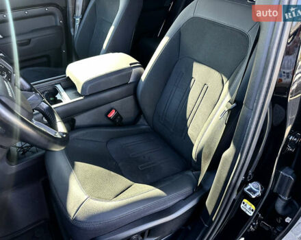 Чорний Ленд Ровер Дефендер, об'ємом двигуна 2 л та пробігом 47 тис. км за 75900 $, фото 8 на Automoto.ua