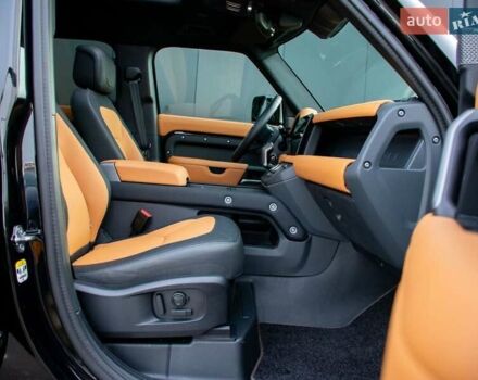 Черный Ленд Ровер Дефендер, объемом двигателя 3 л и пробегом 25 тыс. км за 99999 $, фото 5 на Automoto.ua