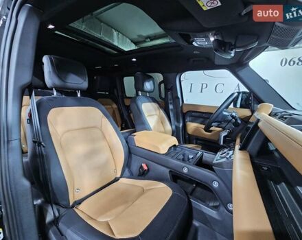 Черный Ленд Ровер Дефендер, объемом двигателя 3 л и пробегом 23 тыс. км за 99999 $, фото 6 на Automoto.ua