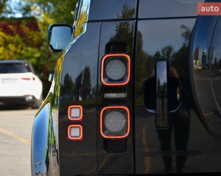 Чорний Ленд Ровер Дефендер, об'ємом двигуна 5 л та пробігом 101 тис. км за 122999 $, фото 20 на Automoto.ua