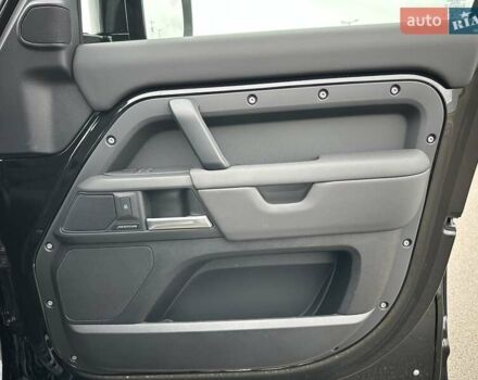 Чорний Ленд Ровер Дефендер, об'ємом двигуна 3 л та пробігом 14 тис. км за 112500 $, фото 28 на Automoto.ua