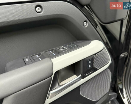 Черный Ленд Ровер Дефендер, объемом двигателя 3 л и пробегом 21 тыс. км за 87000 $, фото 15 на Automoto.ua