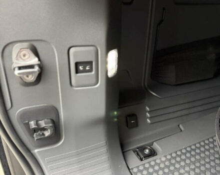 Чорний Ленд Ровер Дефендер, об'ємом двигуна 3 л та пробігом 18 тис. км за 109000 $, фото 43 на Automoto.ua