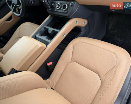 Черный Ленд Ровер Дефендер, объемом двигателя 3 л и пробегом 19 тыс. км за 135000 $, фото 74 на Automoto.ua