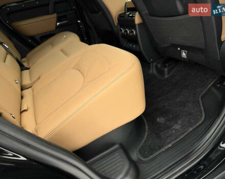 Черный Ленд Ровер Дефендер, объемом двигателя 3 л и пробегом 19 тыс. км за 135000 $, фото 66 на Automoto.ua