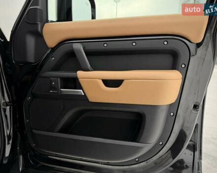 Черный Ленд Ровер Дефендер, объемом двигателя 3 л и пробегом 19 тыс. км за 135000 $, фото 75 на Automoto.ua